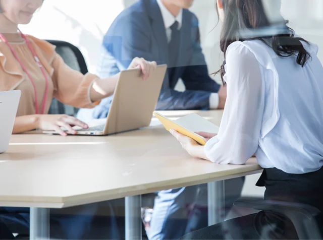 会議中のビジネスパーソンとノートパソコン